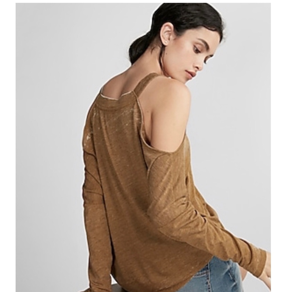 (⭐️NWOT⭐️) Burnout cold shoulder V-Neck Tee